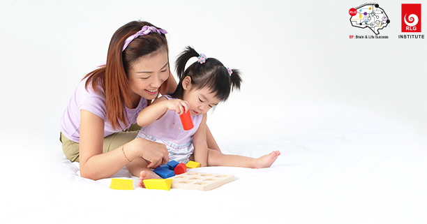 EF, Executive Functions, ทักษะสมองเพื่อชีวิตที่สำเร็จ, การทำงานของสมองส่วนหน้า, ทักษะสมอง EF, พัฒนา EF, ฝึก EF, EF คืออะไร, อีเอฟคืออะไร, Working memory, ความจำเพื่อใช้งาน, Inhibitory Control, การยั้งคิด ไตร่ตรอง, Shift, Cognitive Flexibility, การยืดหยุ่นความคิด,Focus, Attention, จดจ่อใส่ใจ, Emotional Control, การควบคุมอารมณ์, Planning,Organizing, การวางแผน, การจัดระบบดำเนินการ, Self-Monitoring, การรู้จักประเมินตนเอง,Initiating, การริเริ่มและลงมือทำ, Goal-Directed Persistence, ความพากเพียร, มุ่งสู่เป้าหมาย, เลี้ยงลูกให้เก่ง, เลี้ยงลูกให้เอาตัวรอด, เลี้ยงลูกให้ดี, เลี้ยงลูกให้ฉลาด, เลี้ยงลูกให้เป็นคนดี, เลี้ยงลูกให้ดูแลตัวเองได้