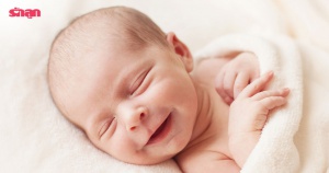 ทำไมลูกทารกชอบยิ้มตอนหลับ ทารกยิ้มตอนหลับได้อย่างไร