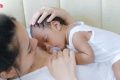 ทารกนอนบนอกแม่อันตรายไหม ทำไมลูกทารกถึงชอบนอนทับอกพ่อแม่