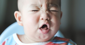 กวาดยาทารก กวาดคอ เมื่อลูกทารกไม่สบายกวาดยาได้ไหม อันตรายไหม