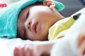 10 วิธีปฐมพยาบาลเบื้องต้น เมื่อลูกมีไข้ ตัวร้อน