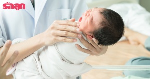 ลูกทารกนอนผวา ทารกผวาร้องไห้เกิดจากอะไร และต้องดูแลอย่างไร