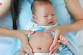 ลูกท้องอืด อาการทารกท้องอืด พร้อมวิธีแก้อาการท้องอืดที่ทำเมื ...