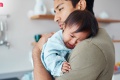 วิจัยพบ สมองพ่อมือใหม่อาจหดตัวลงเมื่อช่วยภรรยาเลี้ยงลูก