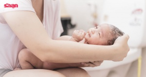 วิธีอาบน้ำทารกแรกเกิด อาบน้ำลูกทารกอย่างไรไม่ให้ลื่น ไม่ร่วง สำหรับพ่อแม่มือใหม่