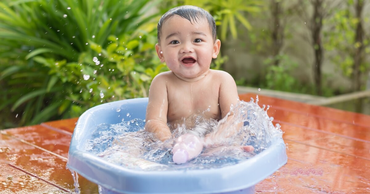 อาบน้ำให้ลูก, ชวนลูกเล่นน้ำ, การอาบน้ำให้ลูก, เทคนิคอาบน้ำให้ลูก, อาบน้ำให้ลูกอย่างสนุก, อาบน้ำให้ลูกอย่างปลอดภัย, การอาบน้ำให้เด็กทารก 