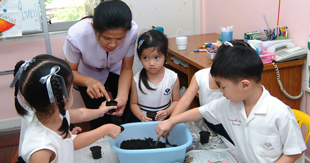 โรงเรียนแนวการสอนแบบมอนเตสซอรี่ Montessori, โรงเรียนมอนเตสซอรี่,  โรงเรียนทางเลือก, โรงเรียนอนุบาลยุวมิตร, โรงเรียนอนุบาลกรแก้ว, โรงเรียนอนุบาลบ้านสานฝัน, โรงเรียนอนุบาลบ้านพลอยเพลิน, โรงเรียนอนุบาลวรพิม, หาโรงเรียน, เลือกโรงเรียน, โรงเรียนอนุบาล, โรงเรียนประถม, แนะนำโรงเรียน, ข้อมูลโรงเรียน, ประเภทโรงเรียน, หลักสูตรการเรียน, หลักสูตรการศึกษา, school zone, โรงเรียนใกล้บ้าน, โรงเรียนดี, โรงเรียนเด็กเก่ง, สมัครเข้าเรียน, นักเรียน, วัยเรียน, เด็กอนุบาล, การศึกษา, การเรียน