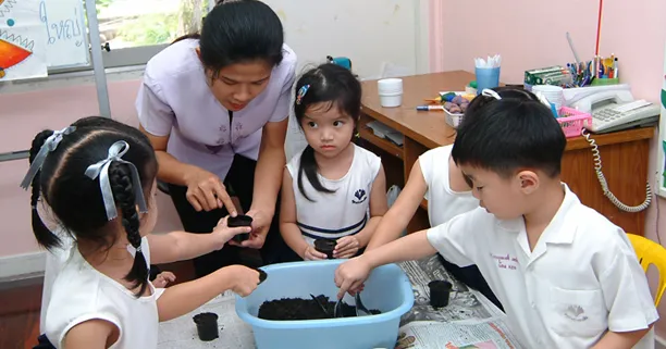โรงเรียนแนวการสอนแบบมอนเตสซอรี่ Montessori, โรงเรียนมอนเตสซอรี่, โรงเรียนทางเลือก, โรงเรียนอนุบาลยุวมิตร, โรงเรียนอนุบาลกรแก้ว, โรงเรียนอนุบาลบ้านสานฝัน, โรงเรียนอนุบาลบ้านพลอยเพลิน, โรงเรียนอนุบาลวรพิม, หาโรงเรียน, เลือกโรงเรียน, โรงเรียนอนุบาล, โรงเรียนประถม, แนะนำโรงเรียน, ข้อมูลโรงเรียน, ประเภทโรงเรียน, หลักสูตรการเรียน, หลักสูตรการศึกษา, school zone, โรงเรียนใกล้บ้าน, โรงเรียนดี, โรงเรียนเด็กเก่ง, สมัครเข้าเรียน, นักเรียน, วัยเรียน, เด็กอนุบาล, การศึกษา, การเรียน โรงเรียนแนวการสอนแบบมอนเตสซอรี่ Montessori, โรงเรียนมอนเตสซอรี่, โรงเรียนทางเลือก, โรงเรียนอนุบาลยุวมิตร, โรงเรียนอนุบาลกรแก้ว, โรงเรียนอนุบาลบ้านสานฝัน, โรงเรียนอนุบาลบ้านพลอยเพลิน, โรงเรียนอนุบาลวรพิม, หาโรงเรียน, เลือกโรงเรียน, โรงเรียนอนุบาล, โรงเรียนประถม, แนะนำโรงเรียน, ข้อมูลโรงเรียน, ประเภทโรงเรียน, หลักสูตรการเรียน, หลักสูตรการศึกษา, school zone, โรงเรียนใกล้บ้าน, โรงเรียนดี, โรงเรียนเด็กเก่ง, สมัครเข้าเรียน, นักเรียน, วัยเรียน, เด็กอนุบาล, การศึกษา, การเรียน