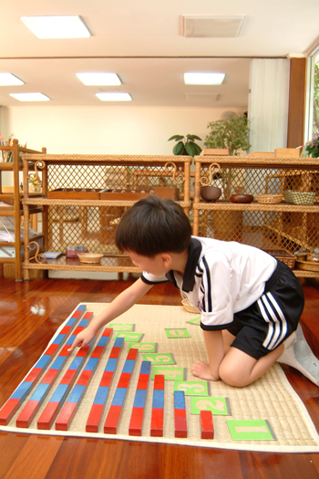 โรงเรียนแนวการสอนแบบมอนเตสซอรี่ Montessori, โรงเรียนมอนเตสซอรี่,  โรงเรียนทางเลือก, โรงเรียนอนุบาลยุวมิตร, โรงเรียนอนุบาลกรแก้ว, โรงเรียนอนุบาลบ้านสานฝัน, โรงเรียนอนุบาลบ้านพลอยเพลิน, โรงเรียนอนุบาลวรพิม, หาโรงเรียน, เลือกโรงเรียน, โรงเรียนอนุบาล, โรงเรียนประถม, แนะนำโรงเรียน, ข้อมูลโรงเรียน, ประเภทโรงเรียน, หลักสูตรการเรียน, หลักสูตรการศึกษา, school zone, โรงเรียนใกล้บ้าน, โรงเรียนดี, โรงเรียนเด็กเก่ง, สมัครเข้าเรียน, นักเรียน, วัยเรียน, เด็กอนุบาล, การศึกษา, การเรียน