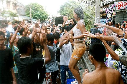 สงกรานต์, เมษายน, ฤดูร้อน, สาดน้ำ, ปืนฉีดน้ำ, สาวๆ, แต่งตัว, หนุ่ม, โทรศัพท์มือถือ, สุรา, ระวังสุขภาพ, ความปลอดภัย, เดินทาง, บ้าน, ครอบครัว, รดน้ำดำหัวผู้ใหญ่, มารยาท, เล่นน้ำ