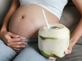 คนท้องเช็กชัวร์! ดื่มน้ำมะพร้าวตอนท้องจะช่วยให้ลูกคลอดผิวสวย ไม่มีไขขาวติดตัว