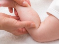 ลูกเป็นผดผื่นใช้แป้งได้ไหม และวิธีดูแลผดผื่นให้ลูกอย่างถูกต้อง